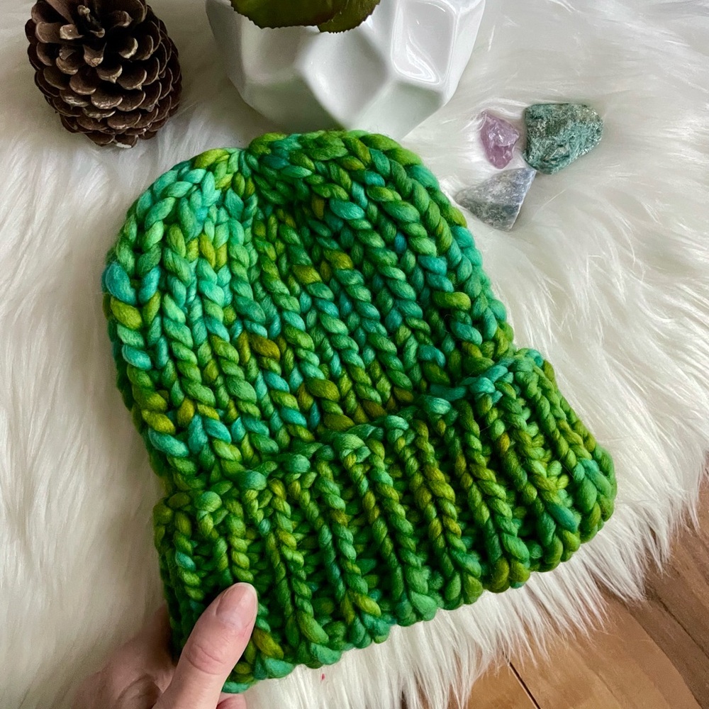 New hand knitted women’s luxury beanie hat 100% Malabrigo wool soft green S/M - Picture 1 of 3
